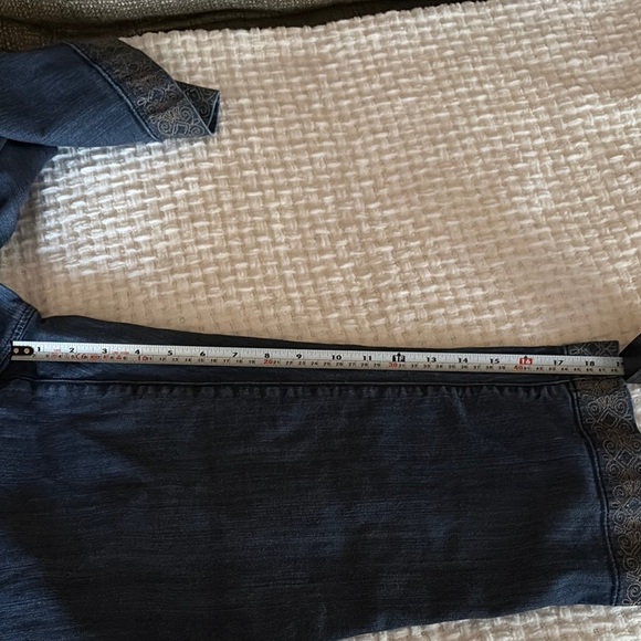 Gently loved Women's Blue Capri Stretch Jeans with Embroidered Hem - Picture 11 of 13